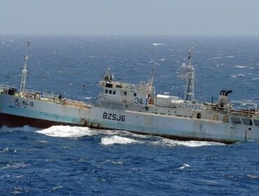 Chinese-fishing-vessel-hijacked-in-2008-USN-photo.13bcc7